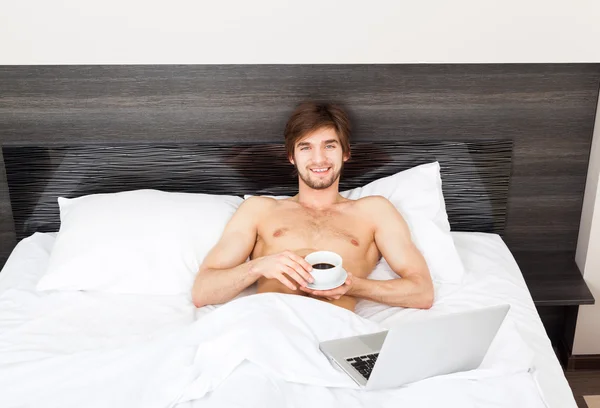 Hombre en la cama — Foto de Stock