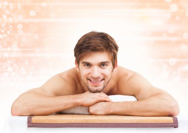 masaj masasında yatan yakışıklı adam