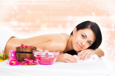 spa salonu masaj masanın üzerinde yatan kadın