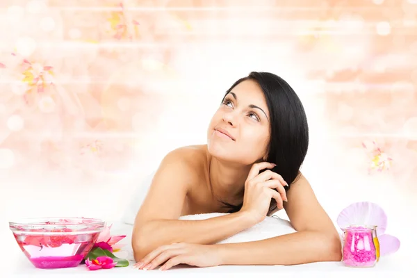 Vrouw in spa salon liggend op een massagetafel — Stockfoto