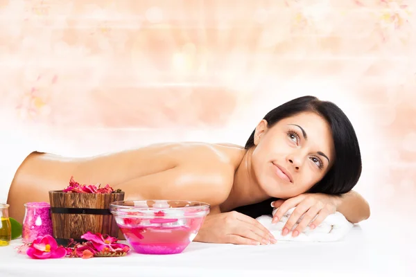 Mulher no salão de spa deitado na mesa de massagem — Fotografia de Stock
