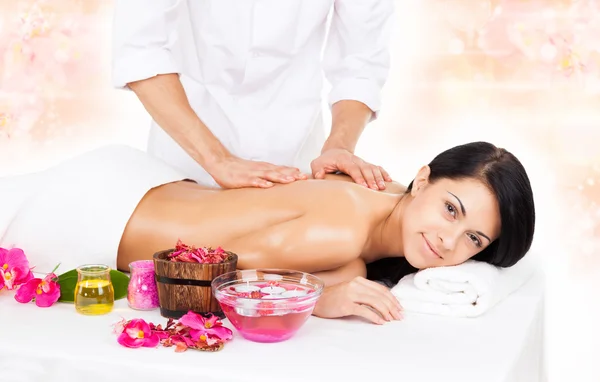 Woman in spa salon lying on massage table — Stock Photo, Image