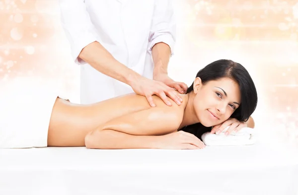 Woman in spa salon lying on massage table — Stock Photo, Image