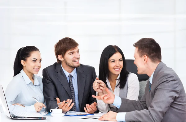 belge üzerinde iş insanların çalışma tartışma