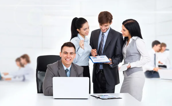 Geschäftsleute arbeiten an Dokument — Stockfoto