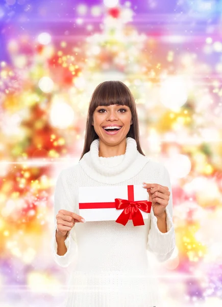 Natale ragazza tenere rosso regalo carta regalo — Foto Stock