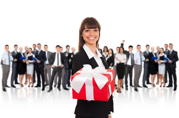 Empresária segurando presente na mão — Fotografia de Stock