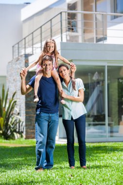 ailesinin evinin önünde