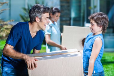 Ebeveynler ve çocuklar hareketli