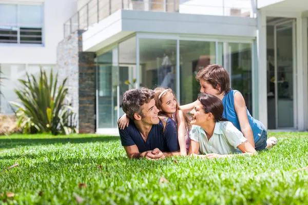 Famille allongée sur l'herbe — Photo