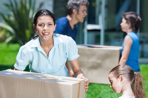 Familie zieht in neues Haus — Stockfoto