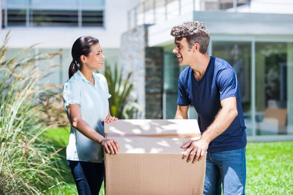 Family moving into new house — Stock Photo, Image