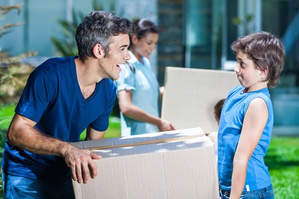 Eltern und Kinder ziehen um — Stockfoto