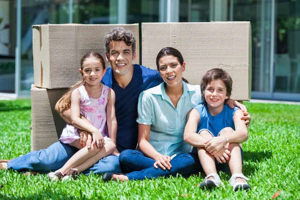 Família sentada na grama — Fotografia de Stock