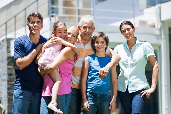 Famille souriante dehors — Photo