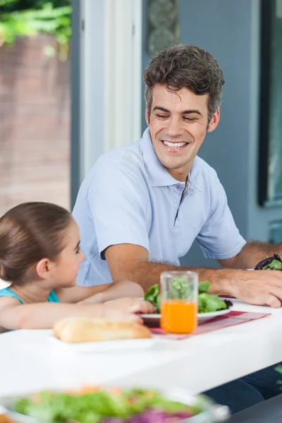 Father and daughter having lunch — Stock Photo, Image