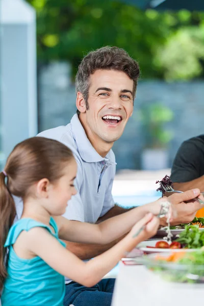 Far og datter spiser lunsj. – stockfoto