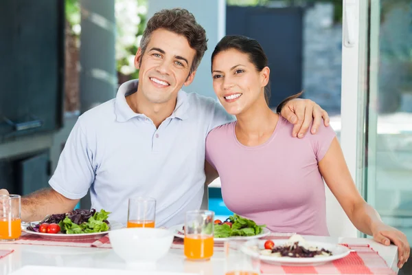 Casal almoçando em casa — Fotografia de Stock