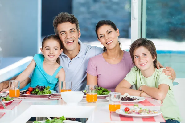 Familia almorzando en casa — Foto de Stock