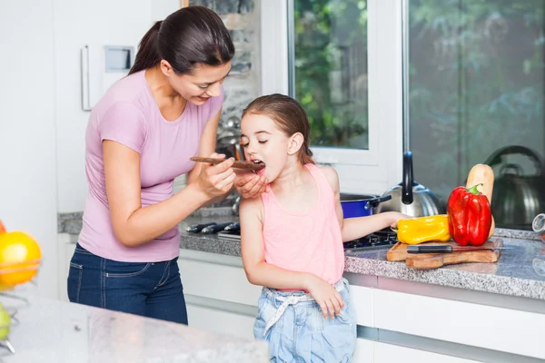 Moeder en dochter koken — Stockfoto