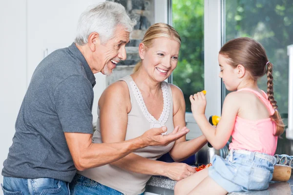 Abuelos jugar con niña — Foto de Stock