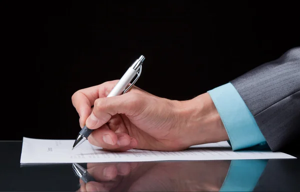 Mano de hombre de negocios con pluma — Foto de Stock