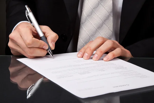 Businessman sign up contract — Stock Photo, Image
