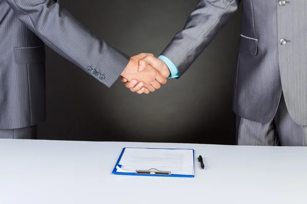 Les hommes d'affaires après la signature du contrat — Photo