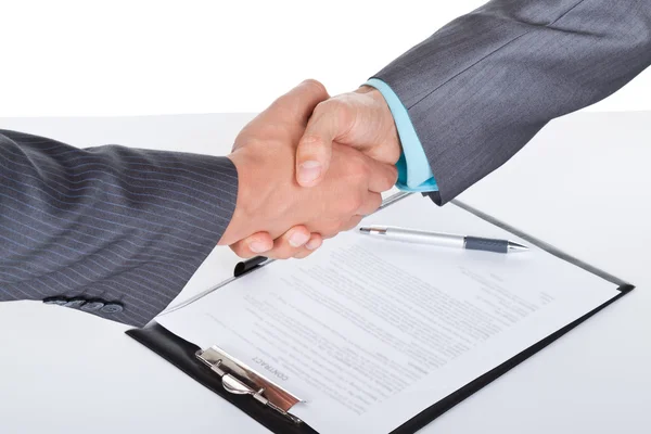 Businessmen handshake — Stok fotoğraf