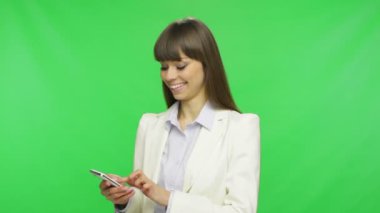 iş kadını yazarak mesaj