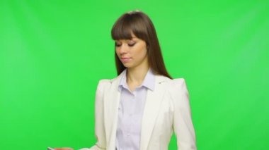 İş kadını cep telefonu kullanıyor