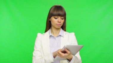 iş kadını dokunmatik ekran panelini kullanma
