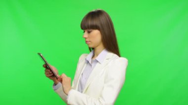 tablet bilgisayar kullanarak iş kadını