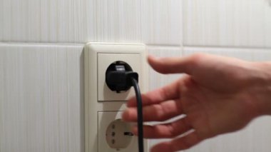 el elektrik fişini giriş ve çıkış