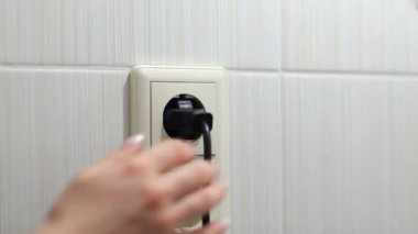 el elektrik fişini giriş ve çıkış