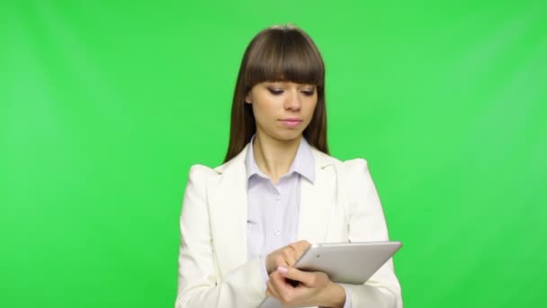 Mulher de negócios usando touch screen pad — Vídeo de Stock