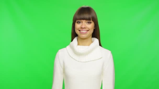 Mujer sonriente apuntando al espacio de copia — Vídeos de Stock