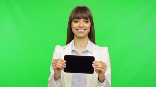 Femme à l'aide d'écran tactile pad — Video