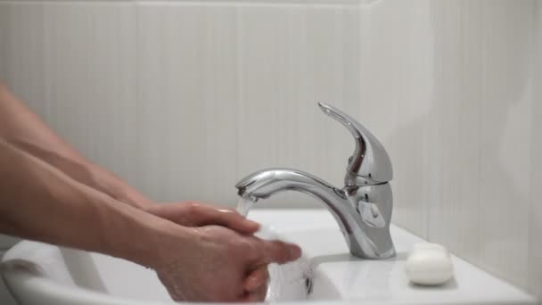 Homem lavar as mãos — Vídeo de Stock