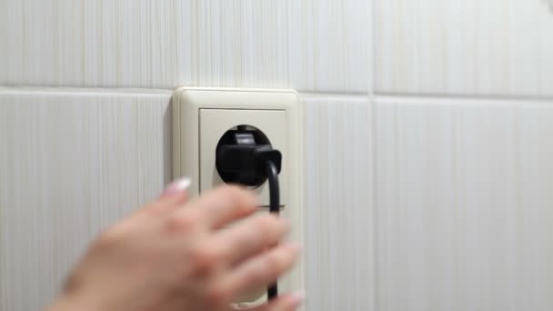 Hand infoga elektriska plug in och ut — Stockvideo