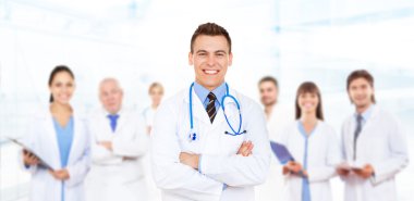 mutlu doktor stetoskop ile