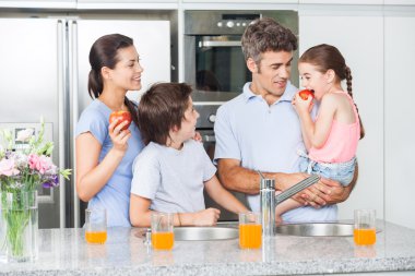 Aile içinde modern bir mutfak