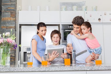 Aile mutfak tablet PC'yi kullanma