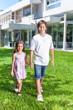 çocuklar yeni evinin önünde yürüyüş