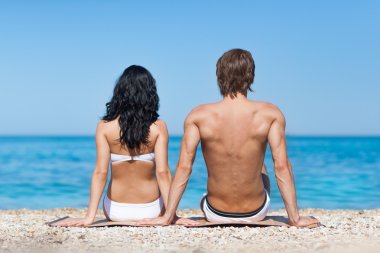 Sahilde oturan Çift