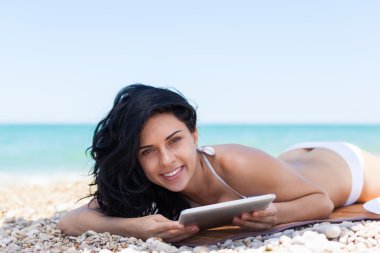 Kumsalda tablet kullanan kadın