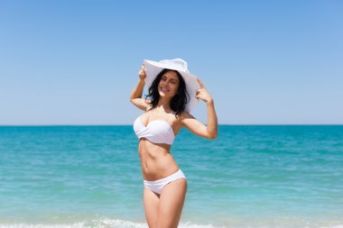 Sahilde şapkalı kadın