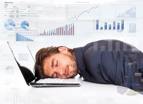Бизнесмен спит на ноутбуке — стоковое фото
