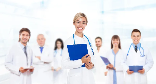 Medico con team medico — Foto Stock