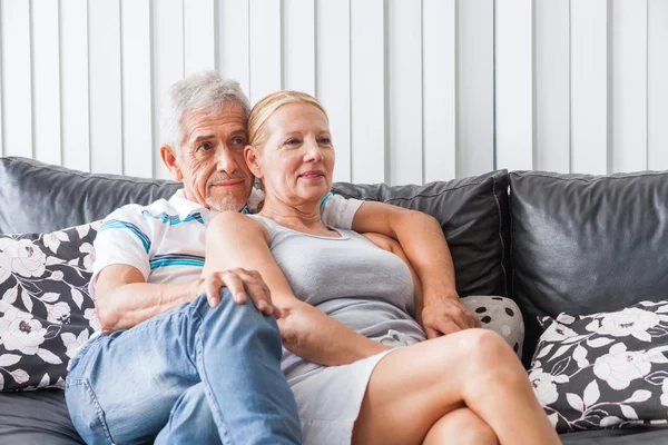 テレビを見ている年配のカップル — ストック写真